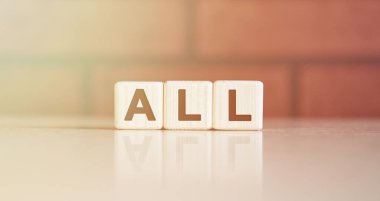 Hepsi - kavram. Parlak ışıklı tahta küplerde metin