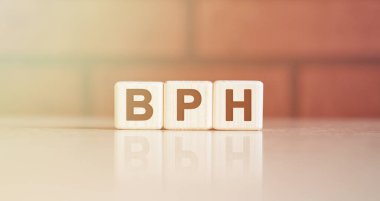 BPH - kısaltma kavramı. Parlak ışıklı tahta küplerde metin