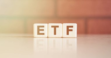 ETF kısaltma kavramı. Parlak ışıklı tahta küplerde metin