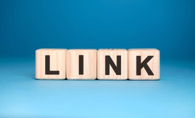 LINK - ahşap küplerin gradyan mavi arkaplan üzerine metin kavramı