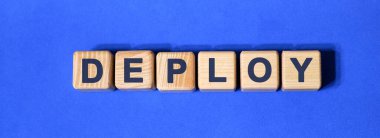 Mavi arkaplandaki tahta küplere haber salın