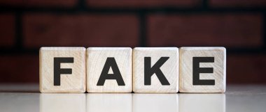 Sahte - tahta bloklar üzerinde metin, koyu arkaplan