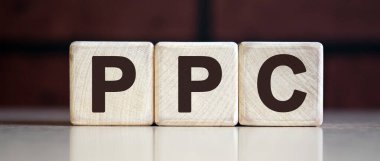 PPC - koyu tuğla zemin üzerinde ahşap küplerin kavramı