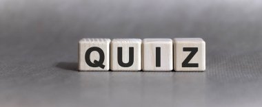 Tek renkli arkaplandaki tahta küplerle ilgili QUIZ metni