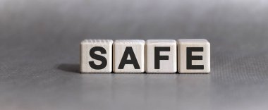 Tek renkli arkaplanda tahta küplerle ilgili güvenli metin