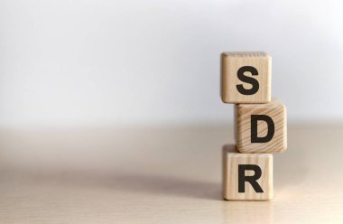 SDR Serpstat Alan Adı - dikey tahta küpler üzerine kavram