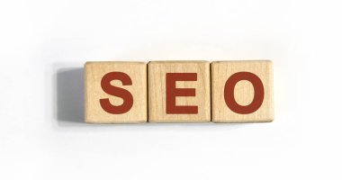 Beyaz arkaplanda tahta küplerle ilgili SEO metni