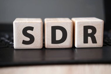 SDR Serpstat Alan Adı - siyah klavyede tahta küplerin konsepti