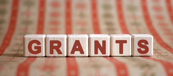 Grants tahta küplere yazı yazmış. İş konsepti