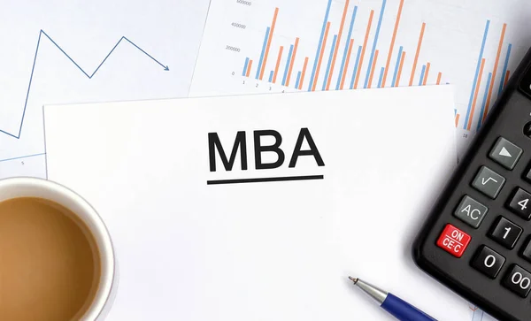 Έγγραφο Mba Γραφήματα Διαγράμματα Και Αριθμομηχανή Και Ένα Φλιτζάνι Ευωδιαστό — Φωτογραφία Αρχείου