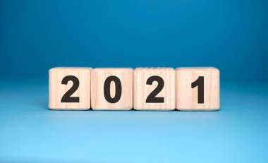 2021 yıl boyunca ahşap küplerin üzerinde mavi bir arkaplanda