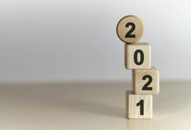 2021 yıl, eğimli bir zeminde tahta küplerle.