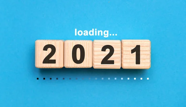 2021 yılı mavi arka planda tahta küplere yüklemek