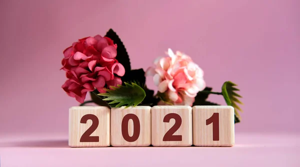 2021 years on wooden cubes on a gradient pink background — Stock Photo, Image