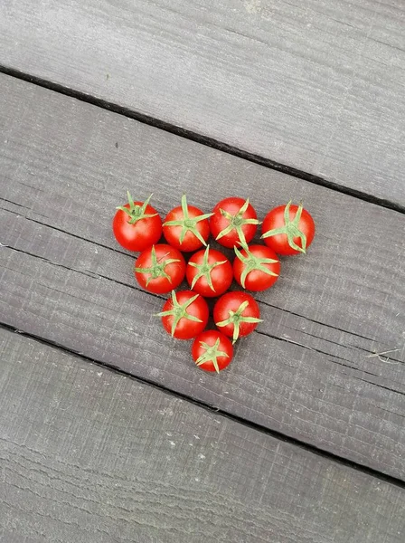 Muchos Tomates Cherry Sobre Fondo Madera Oscura Bolos —  Fotos de Stock