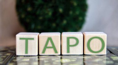 Tahta ışıklı küplerin üzerinde çok renkli tarot kartları
