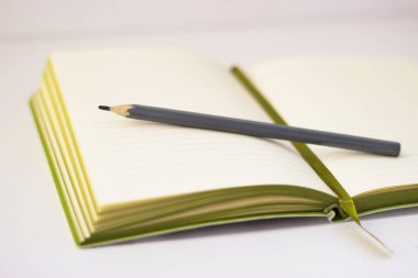 Çizgili kâğıtlı, gri kalemli defter.