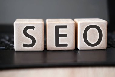 Seo kavramı. Siyah klavyede tahta küpler