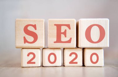 Seo 2020 konsepti. Siyah klavyede tahta küpler