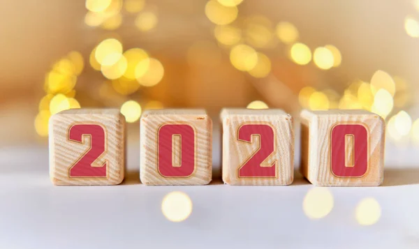 Yeni yıl 2020 tahta küplerle. Yıldız ışıkları