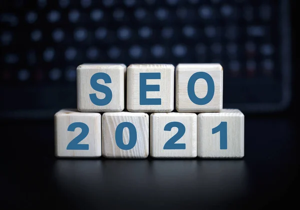 SEO 2021 kavramı - siyah klavyede tahta küplerle metin