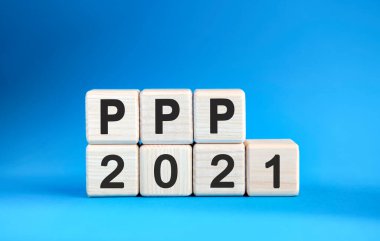 PPP 2021 yılı ahşap küplerle mavi arka planda