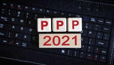 PPP 2021 konsepti. Siyah klavyede tahta küpler