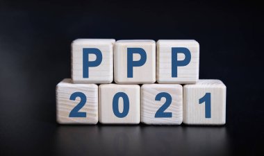 PPP 2021 siyah arkaplandaki ahşap küplerle ilgili yansımalı metin.