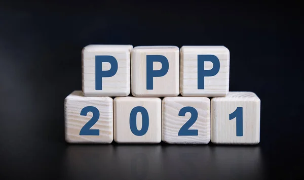 PPP 2021 siyah arkaplandaki ahşap küplerle ilgili yansımalı metin.