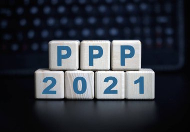 2021 kavramı - Siyah klavyede tahta küplerle PPP metni