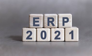 Tek renkli arkaplan üzerinde ahşap küpler üzerine ERP metni