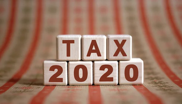 Tax 2020 Texto Sobre Cubos Madera Sobre Fondo Monocromo Con — Foto de Stock