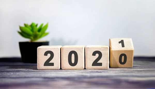 2020 'den 2021' e kadar tahta bloklar. Yeni yıl ve tatil konsepti.