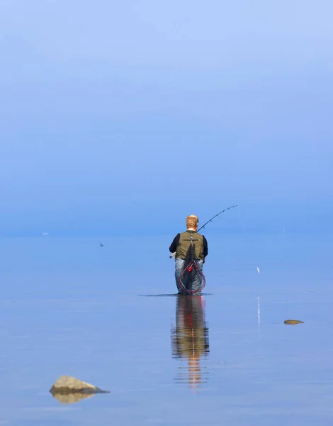 Pescador Con Vadeadores Mar Azul Calma Tratando Atrapar Trucha —  Fotos de Stock