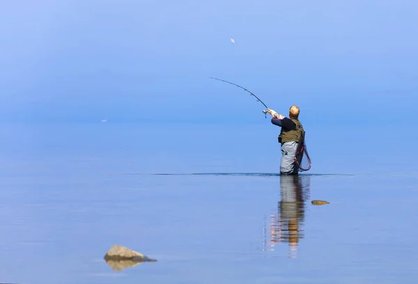 Pescador Caminando Mar Azul Tranquilo Tratando Atrapar Truchas Aleklinta Isla —  Fotos de Stock