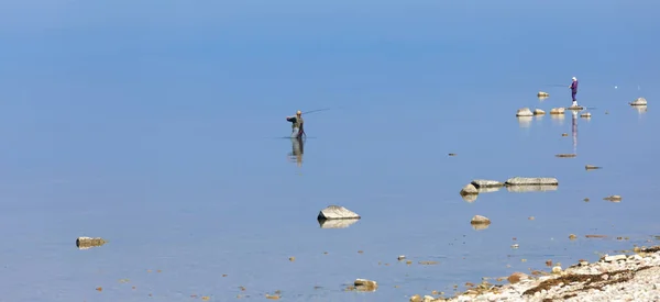 Två Sportfiskare Det Blå Lugna Havet Försöker Fånga Öring Vid — Stockfoto