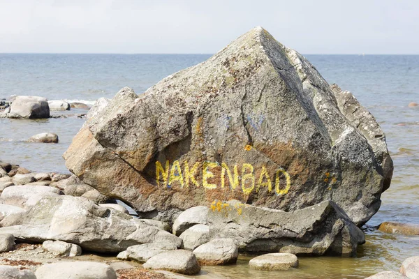 在岩石上的标志在海滩的这一部分是为裸体主义者 自然主义者 裸体的人日光浴和游泳 在城市博尔霍姆在奥兰 瑞典奥兰 — 图库照片