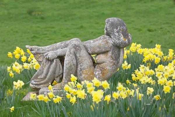 Estatua Piedra Una Mujer Desnuda Con Una Toalla Montón Flores — Foto de Stock