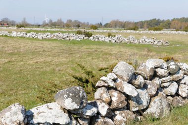 Geleneksel kireç taşından duvar hayvanların şehir dışına kaçmasını engellemek için İsveç 'in Oland adasındaki Borgholm' da yapıldı.