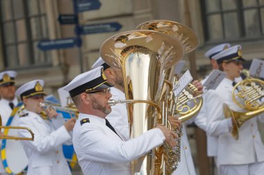 Stockholm, İsveç - Haziran 06, 2018: İsveç Kraliyet Kalesi 'nin dışında İsveç Ulusal Günü kutlamaları sırasında Kraliyet müzik grubu çalıyor.