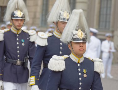 Stockholm, İsveç - Haziran 06, 2018 İsveç Kraliyet Kalesi 'nin dışında İsveç Ulusal Günü kutlamaları sırasında kraliyet muhafızları düzeni korumaktadır.