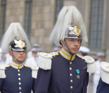 Stockholm, İsveç - Haziran 06, 2018 İsveç Kraliyet Kalesi 'nin dışında İsveç Ulusal Günü kutlamaları sırasında kraliyet muhafızları düzeni korumaktadır.