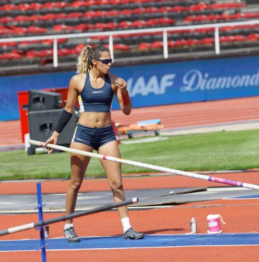 Stockholm, İsveç - 10 Haziran 2018: Sırıkla yüksek atlama yarışma 10 Haziran 2018 Stokholm, İsveç'te Salon Atletizm Diamond League, Angelica Bengtsson hazırlanıyor