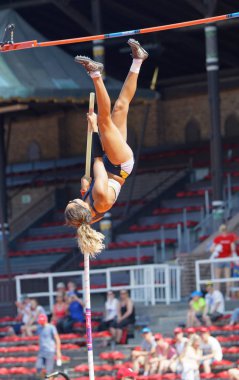 Stockholm, İsveç - 10 Haziran 2018: Angelica Bengtsson sırıkla yüksek atlama yarışması 10 Haziran 2018 Stokholm, İsveç'te Salon Atletizm Diamond League, atlama