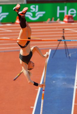 Stockholm, İsveç - 10 Haziran 2018: Sandi Morris sırıkla yüksek atlama yarışması 10 Haziran 2018 Stokholm, İsveç'te Salon Atletizm Diamond League, atlama