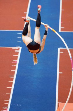 Stockholm, İsveç - 10 Haziran 2018: Sandi Morris sırıkla yüksek atlama yarışması 10 Haziran 2018 Stokholm, İsveç'te Salon Atletizm Diamond League, atlama