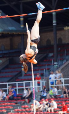 Stockholm, İsveç - 10 Haziran 2018: Iryna sırıkla yüksek atlama yarışmaya Salon Atletizm Diamond League Bauhaus galan, 10 Haziran 2018 Stokholm, İsveç'te atlama Zhuk (Beyaz Rusya)