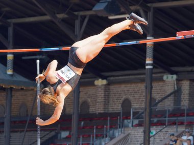 Stockholm, İsveç - 10 Haziran 2018: Maryna sırıkla yüksek atlama yarışmaya Salon Atletizm Diamond League Bauhaus galan, 10 Haziran 2018 Stokholm, İsveç'te atlama Kylypko (Ukrayna)