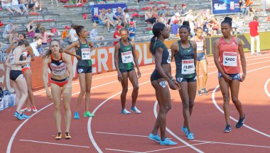 Stockholm, İsveç - 10 Haziran 2018: 1500 m kadınlar yarışmaya Salon Atletizm Diamond League Bauhaus galan, 10 Haziran 2018 yılında Stokholm başlamadan önce