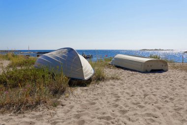Tekneler sahilde, ışıltılı mavi su baş aşağı döşeme